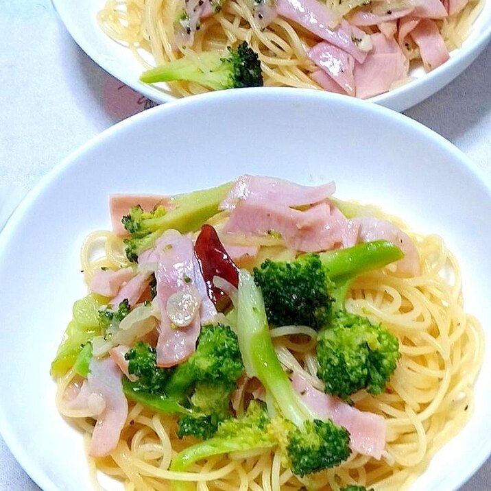 ブロッコリーとハムのペペロンチーノ風パスタ